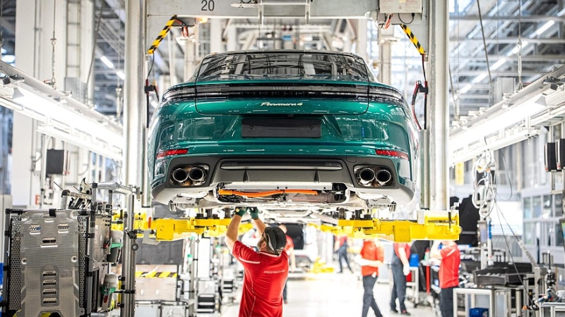 Porsche затягивает пояса: новые сокращения сотрудников и урезание амбиций